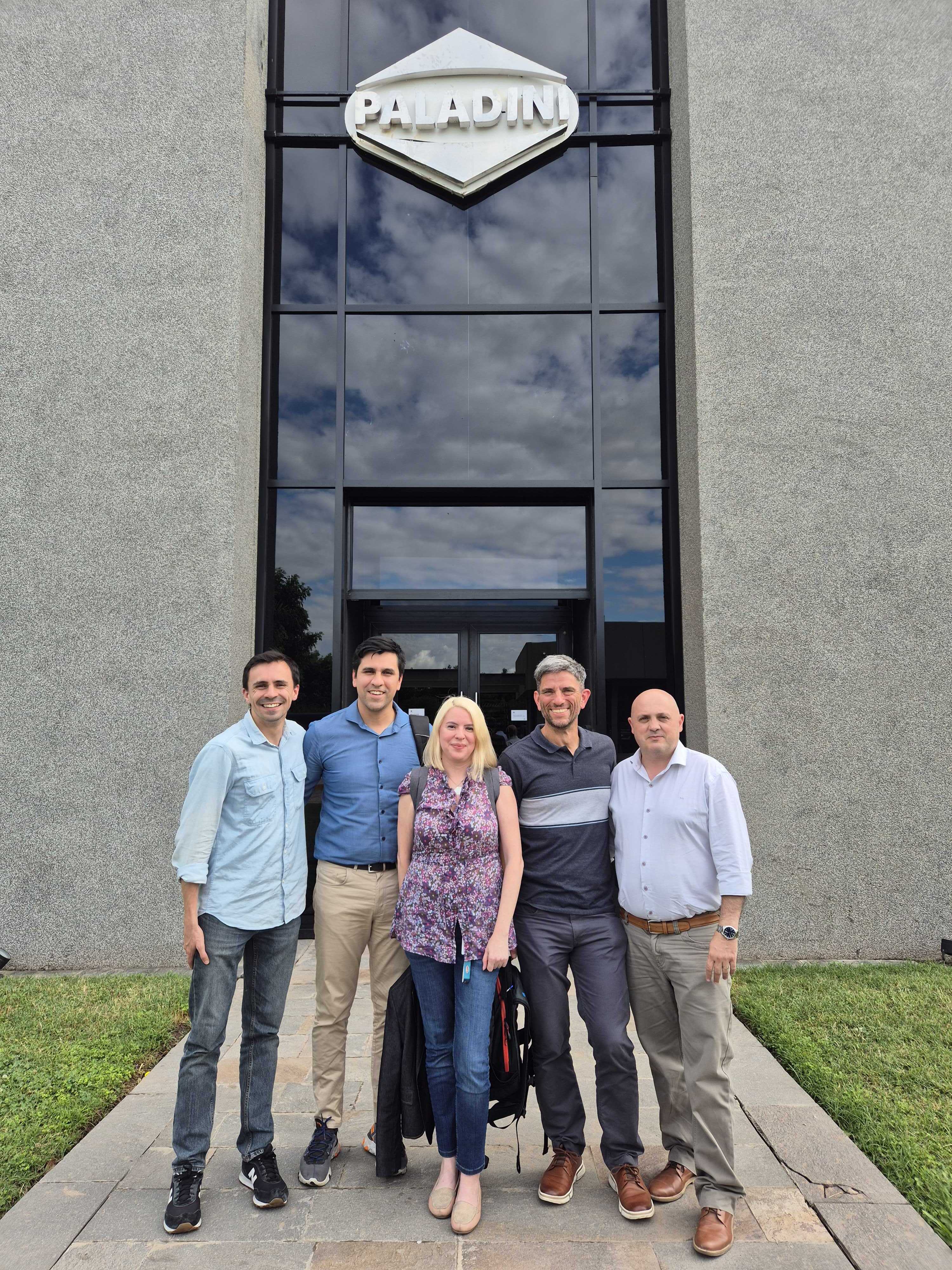 Equipo Cambalache visitando la planta de Paladini